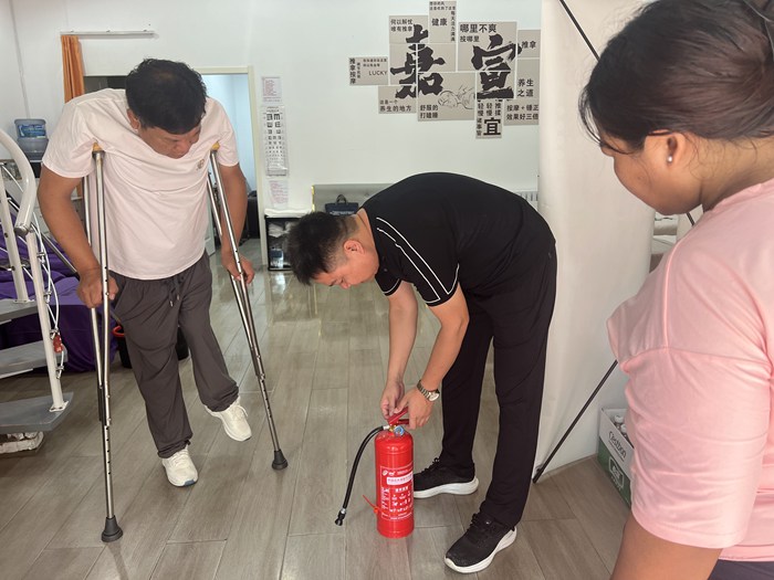 讲解消防器材使用方法.jpg
